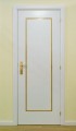 Porta com friso em folha de madeira.